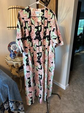 Floral Hydrangea Maxi Dress in Black and Pink - Relaxed Fit House Dress Vintage